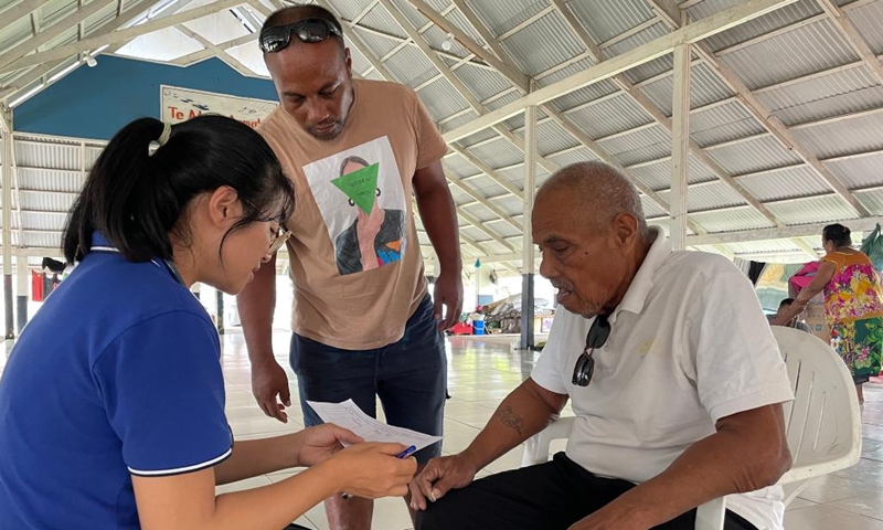 A member of the second Chinese medical team stationed in Kiribati provides free medical services for an elder resident in Tarawa, Kiribati, June 28, 2023. (Photo: Xinhua)