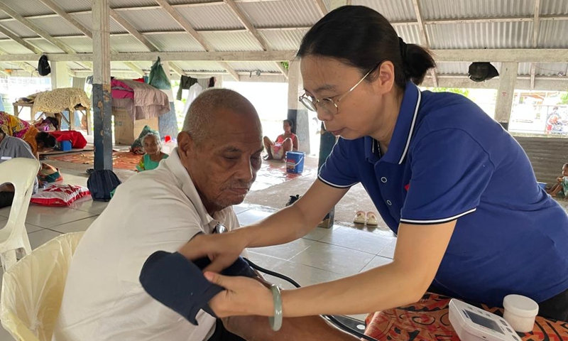 A member of the second Chinese medical team stationed in Kiribati provides free medical services for an elder resident in Tarawa, Kiribati, June 28, 2023. (Photo: Xinhua)