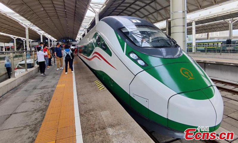 C891, the first Fuxing bullet train on the Xining-Golmud section of the Qinghai-Tibet Railway arrives at Golmud station in northwest China's Qinghai Province, July 1, 2023. (Photo: China News Service/Qi Zengpei)

The Fuxing bullet trains with a designed speed of 160 km per hour officially started operation on the 829 km-long Xining-Golmud section of the Qinghai-Tibet Railway on Saturday.