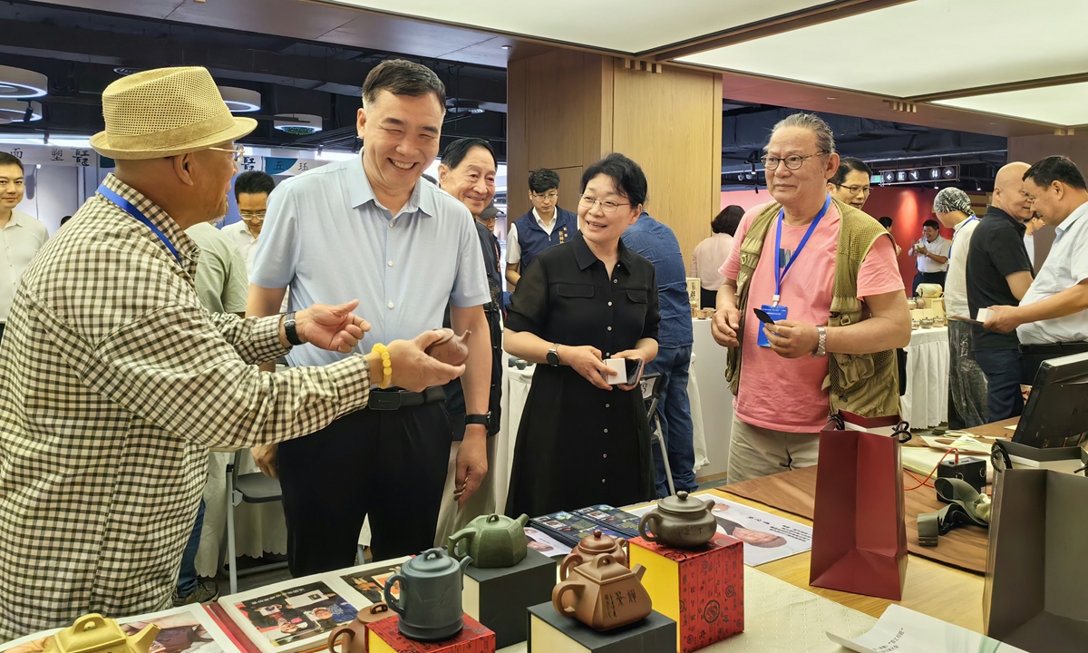 People look at the handicrafts at the exhibition Photo: Courtesy of Long Wen