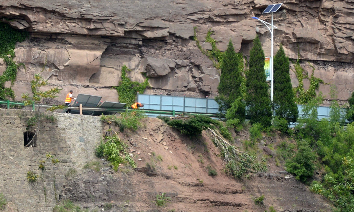 A fence that was constructed along the nearby highway of Hukou Waterfall on the Yellow River has been removed. Photo:VCG