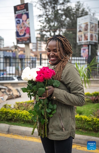 This photo taken on July 4, 2023 shows a vendor holding flowers in Nairobi, Kenya. Kenya is one of the world's leading exporters of cut flowers. Its flower exports are among the top foreign exchange sources alongside tea, diaspora remittances and tourism.((Photo: Xinhua)