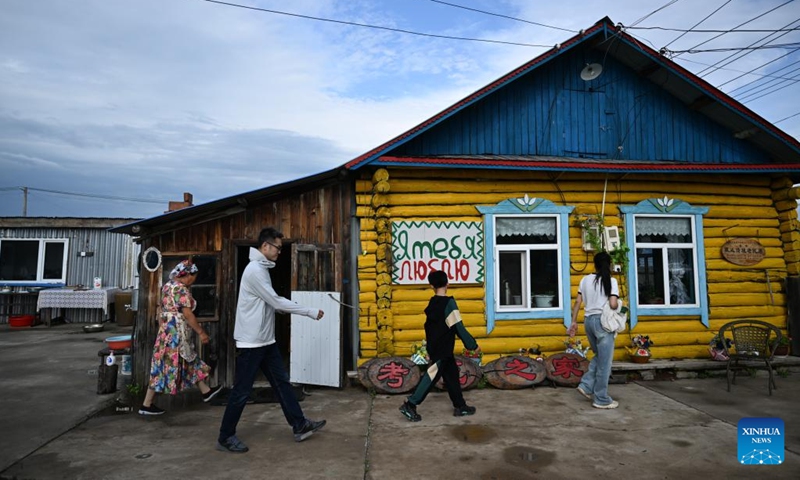 Tourists visit the traditional Russian ethnic house of Kao Zhanhua in Ergun of Hulun Buir, north China's Inner Mongolia Autonomous Region, June 28, 2023. 57-year-old Kao Zhanhua of the Russian ethnic group, is a representative inheritor of Russian ethnic folk dance, an intangible cultural heritage of Hulun Buir. She has been running a homestay business in her residence with traditional Russian ethnic elements since 2004 and impressed the tourists with its specialties.(Photo: Xinhua)