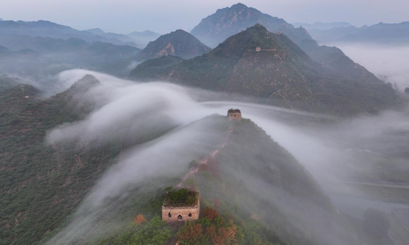 This aerial photo taken on July 5, 2023 shows the Dongjiakou Great Wall shrouded in fog in Qianxi County of Tangshan, north China's Hebei Province. (Photo: Xinhua)