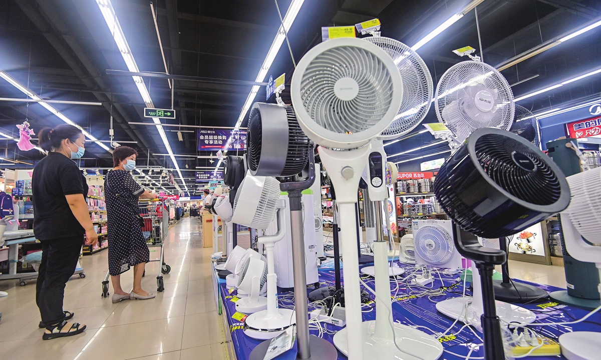 Customers shop for electric fans at a supermarket in Qingzhou, East China's Shandong Province on July 5, 2023. As the extreme heat occurs in many countries, Chinese firms accelerate the production of refrigeration equipment, not only to meet domestic demand, but also to export to other countries. Photo: VCG