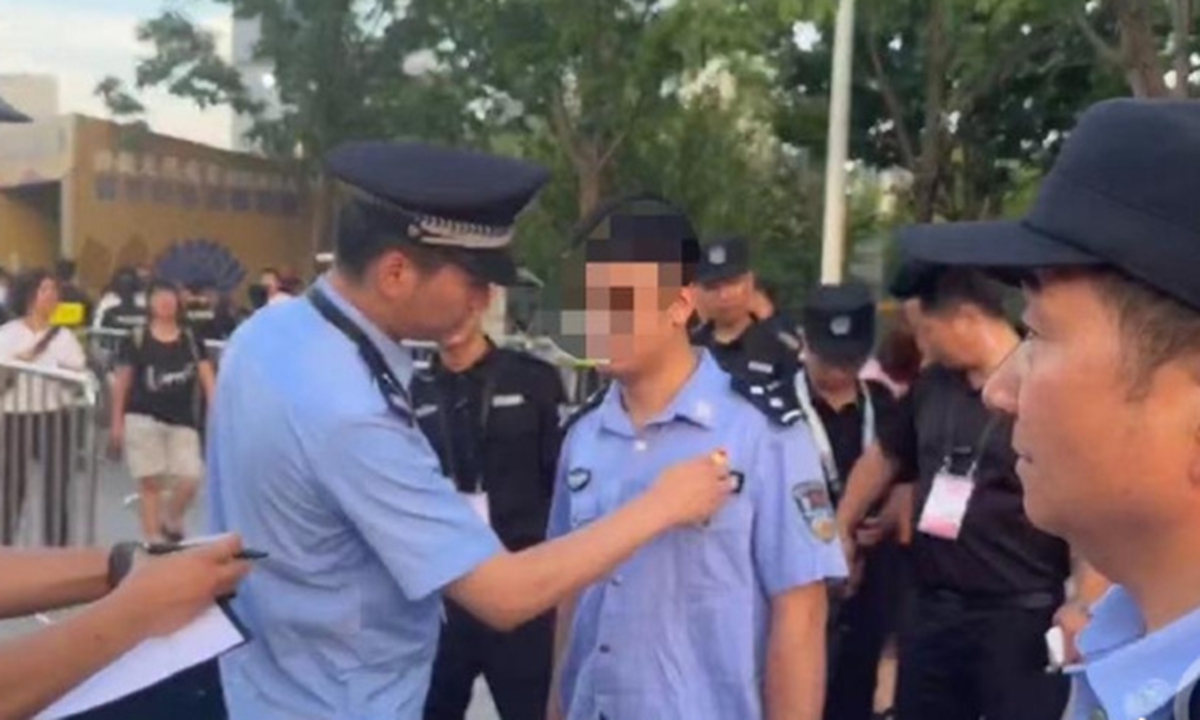 A man pretending to be a police officer was caught red-handed trying to sneak into a concert by police in Xi'an, Northwest China's Shaanxi Province on June 30.Photo: web