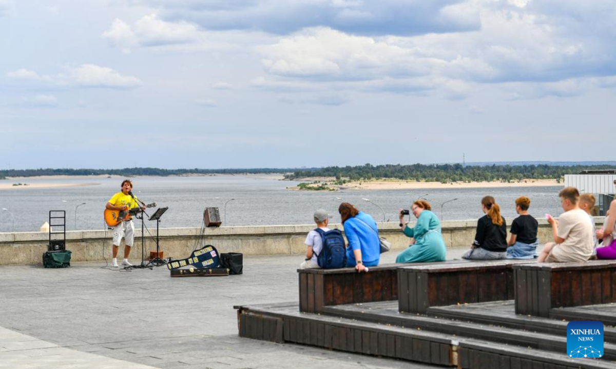 A street performer sings in Volgograd, Russia, July 12, 2023. Photo:Xinhua