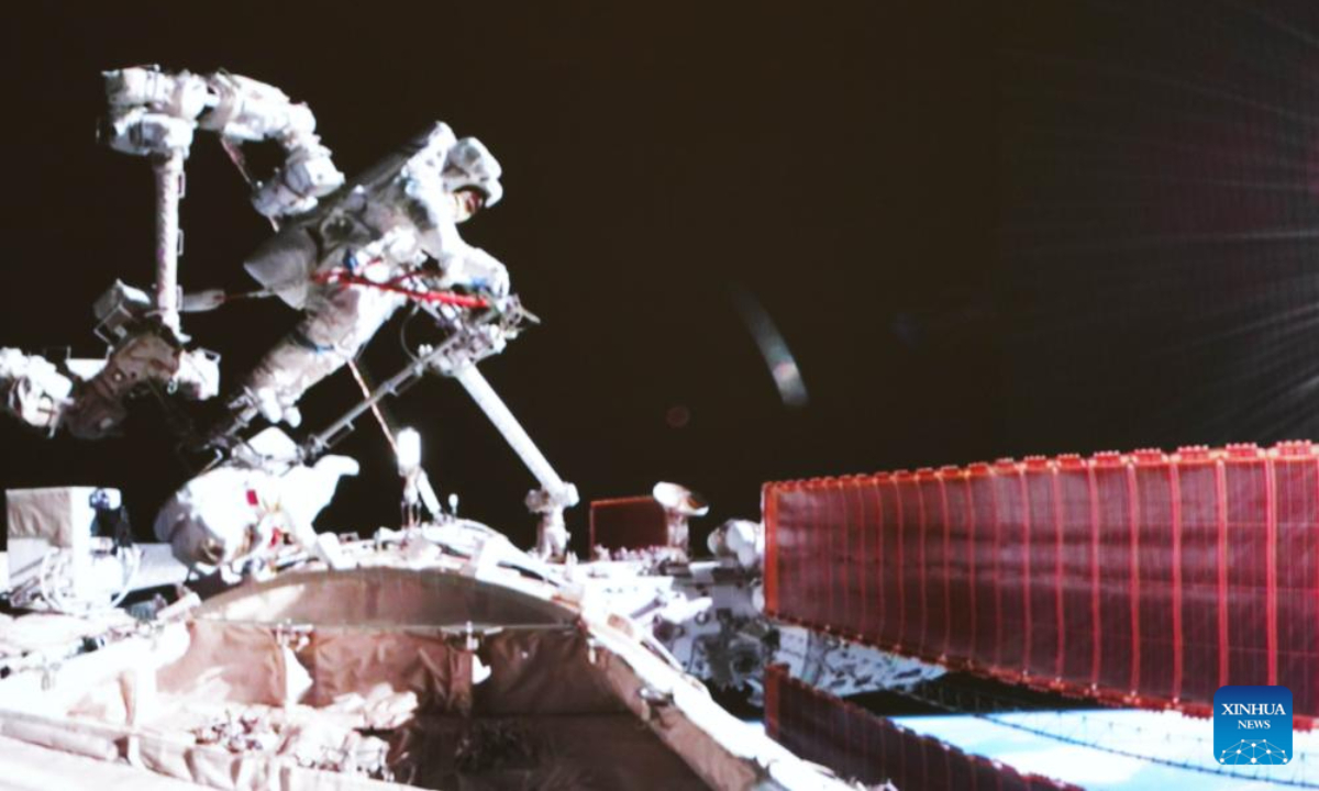 This screen image captured at Beijing Aerospace Control Center on July 20, 2023 shows Shenzhou-16 astronauts Jing Haipeng (above) and Zhu Yangzhu performing extravehicular activities. Photo:Xinhua