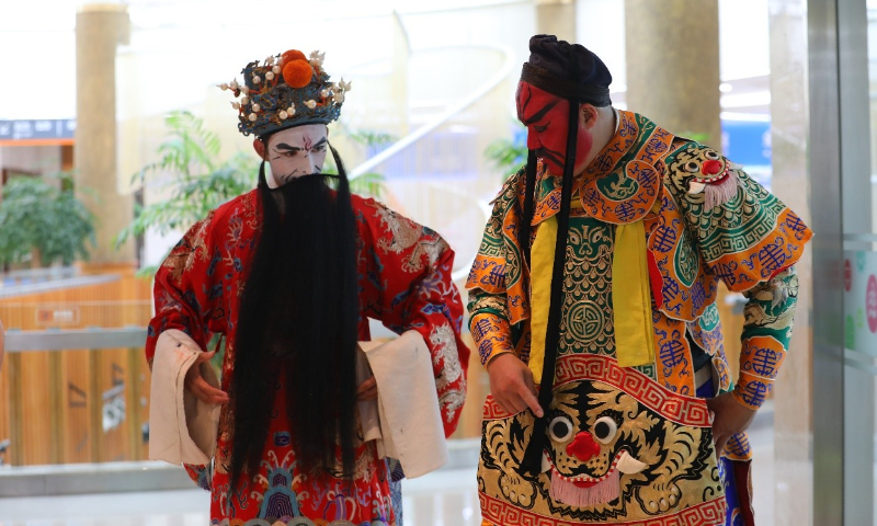 Ricardo Simon Subirana follows a professional actor's instructions showing how to perform on stage on July 12, 2023. Photo: Chen Xia/Global Times