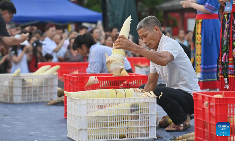 A farmer takes part in a bamboo shoot peeling contest in Liucheng County of Liuzhou City, south China's Guangxi Zhuang Autonomous Region, July 21, 2023. (Xinhua/Huang Xiaobang)