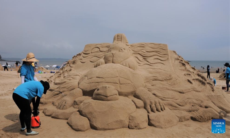 Sand sculpture enthusiasts take part in a sand sculpture festival on Yeonpo Beach in Taean County, South Chungcheong Province, South Korea, July 8, 2023. (Xinhua/Zhou Siyu)

