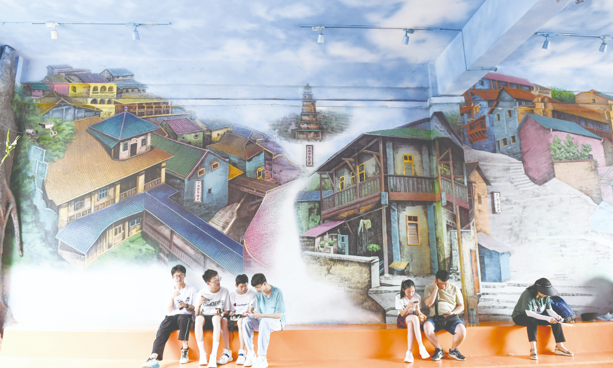 Huge graffiti attracts people to play and rest in Longmen Haolao street in Nan’an district of Southwest China’s Chongqing Municipality on July 18, 2023. Photo: IC