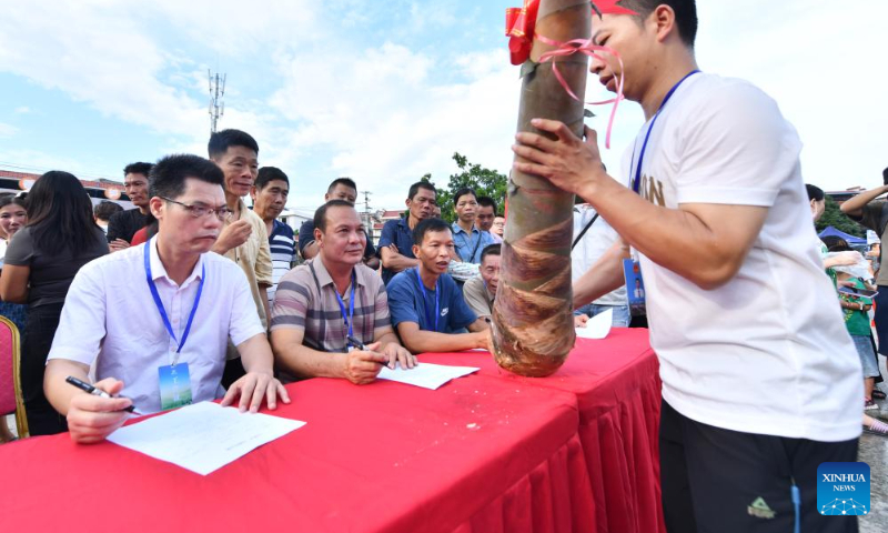 A bamboo shoot is scored by jury during a bamboo shoot competition in Liucheng County of Liuzhou City, south China's Guangxi Zhuang Autonomous Region, July 21, 2023. (Xinhua/Huang Xiaobang)