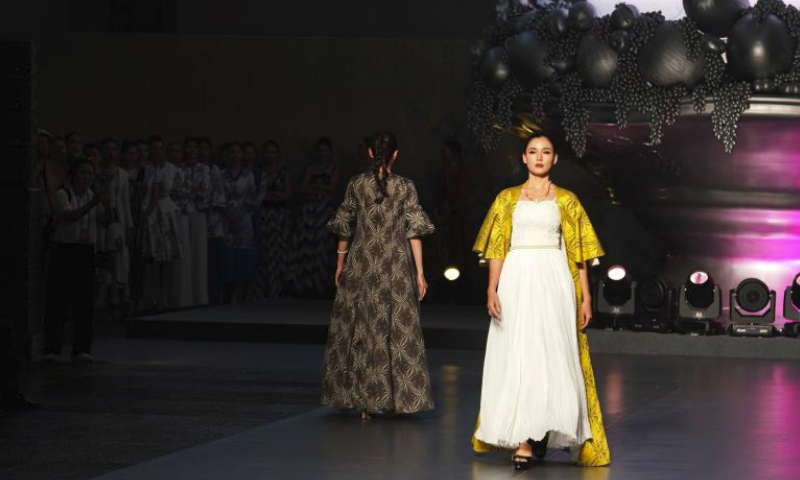 Models present creations during a fashion show on the sidelines of the 6th China Xinjiang International Dance Festival, in Urumqi, northwest China's Xinjiang Uygur Autonomous Region, July 22, 2023. (Xinhua/Zhang Xiaocheng)