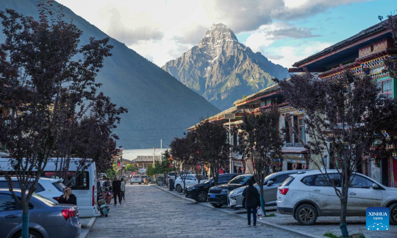 Cars of tourists park on the roadsides of the main street in Gaiba Village of Gongbo'Gyamda County in Nyingchi City, southwest China's Tibet Autonomous Region, July 20, 2023. (Xinhua/Sun Fei)