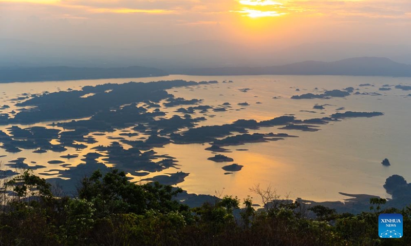 This photo taken on July 8, 2023 shows a camping site at sunset by the Nam Ngum Lake in Vientiane Province, Laos. The Nam Ngum Lake, located at the lower reaches of the Nam Ngum River, a tributary of Mekong River, is known as the thousand-island lake in Laos.(Photo: Xinhua)