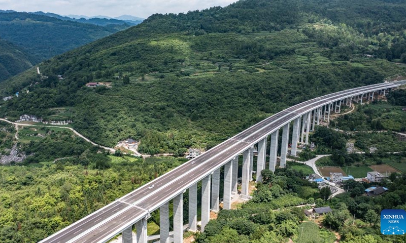 This aerial photo taken on July 10, 2023 shows vehicles moving on Dejiang-Yuqing expressway in southwest China's Guizhou Province. The Dejiang-Yuqing expressway was completed and opened to traffic on Monday, which has a total length of 104.324 kilometers and connects five counties including Dejiang, Sinan, Fenggang, Shiqian and Yuqing of the cities of Tongren and Zunyi in Guizhou.(Photo: Xinhua)