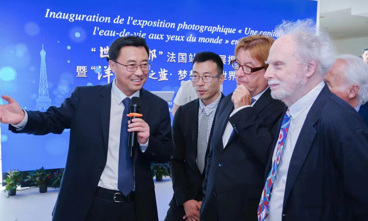 Zhang Liandong (left) introduces the baijiu production area in Suqian to foreign guests.