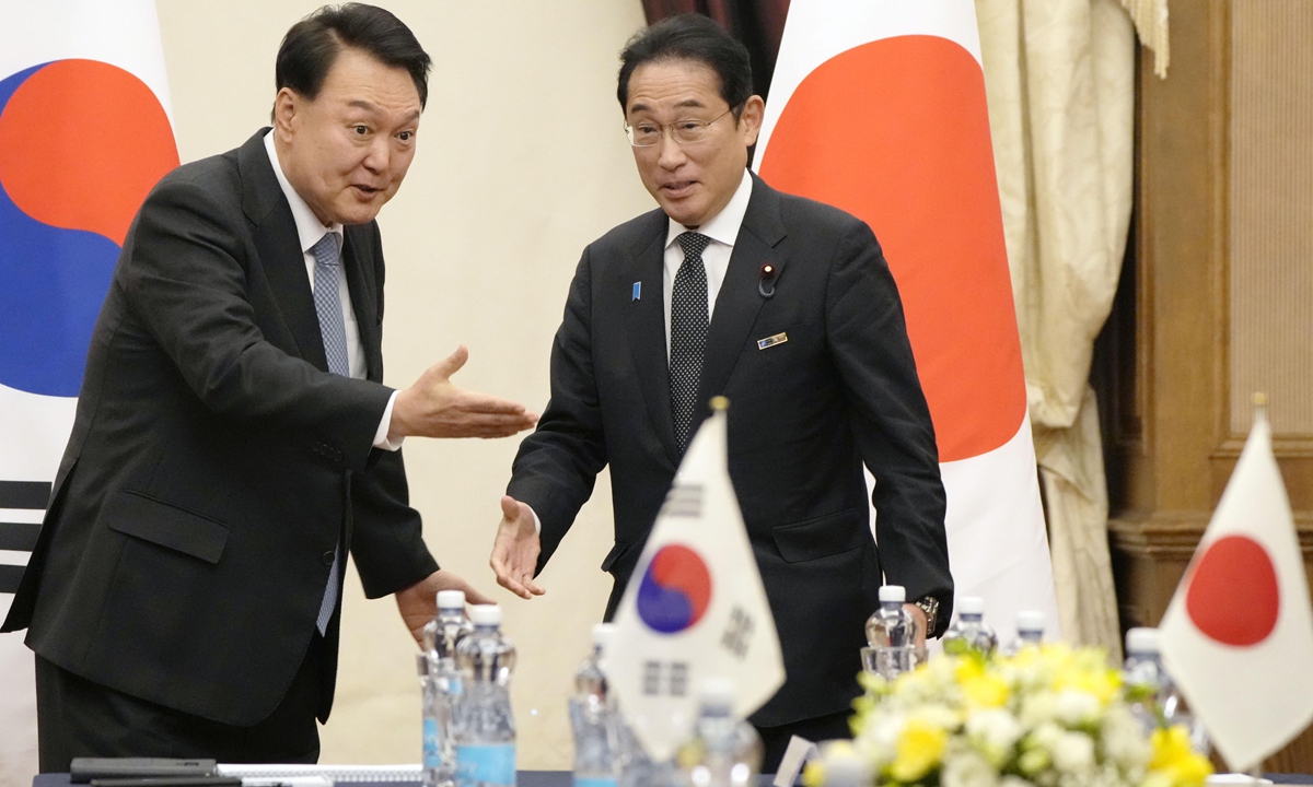 Japanese Prime Minister Fumio Kishida (R) and South Korean President Yoon Suk Yeol hold a meeting in Vilnius, Lithuania on July 12, 2023, on the sidelines of a NATO summit. Photo: VCG