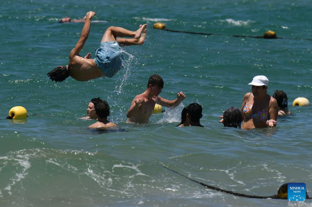 People cool themselves in the sea by a beach in Tel Aviv, Israel, July 12, 2023(Photo: Xinhua)