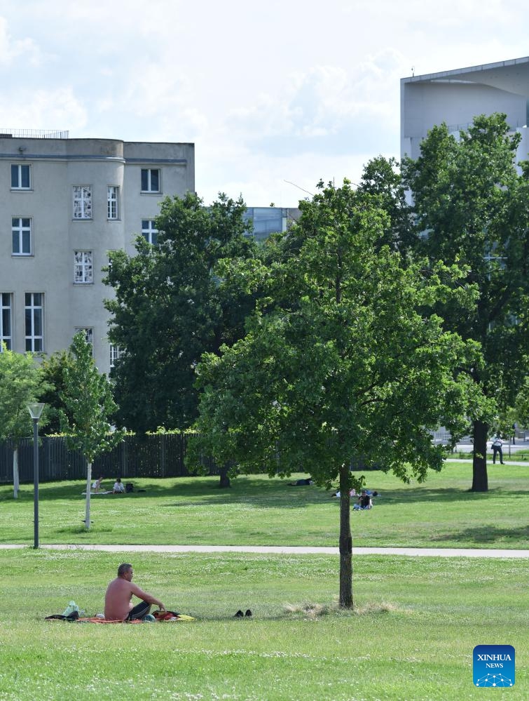 A man sits in the shade in Berlin, Germany, on July 13, 2023.(Photo: Xinhua)