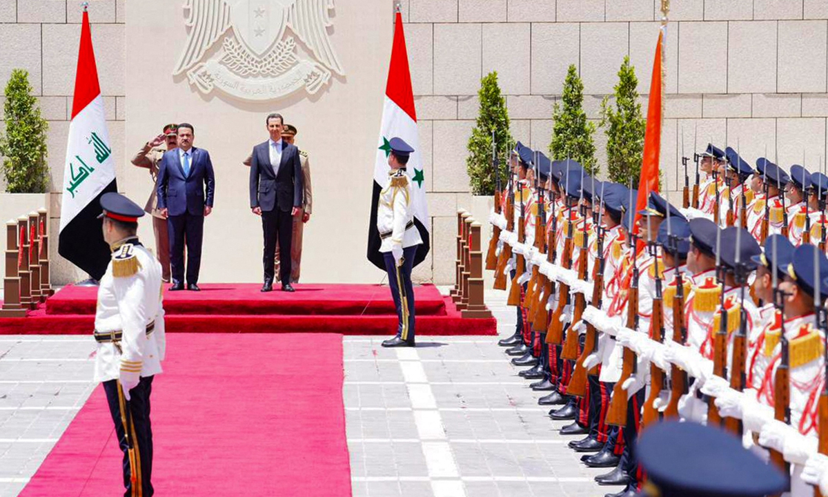 Syrian President Bashar al-Assad (right) and visiting Iraqi Prime Minister Mohammed Shia Al-Sudani review an honor guard in Damascus, Syria on July 16, 2023. This is the first visit by an Iraqi prime minister since the outbreak of the Syrian war in 2011. During their meeting, al-Sudani also voiced Iraq's support for all efforts leading to the lift of the Western sanctions on Syria. Photo: VCG