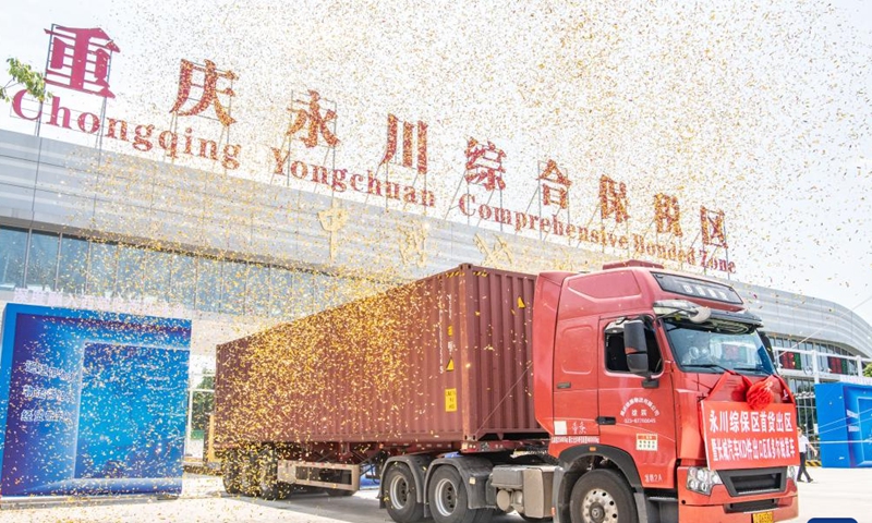 This photo taken on July 11, 2023 shows a truck carrying auto parts of the Great Wall Motor Company Limited departing from the Chongqing Yongchuan Comprehensive Bonded Zone in southwest China's Chongqing Municipality to export to Ecuador and Thailand.

In recent years, Chongqing Municipality has accelerated the building of new energy vehicle (NEV) industrial clusters. At present, production lines of NEV industry in Chongqing are operating at full swing to meet the domestic and international market demand.
 (Xinhua/Tang Yi)