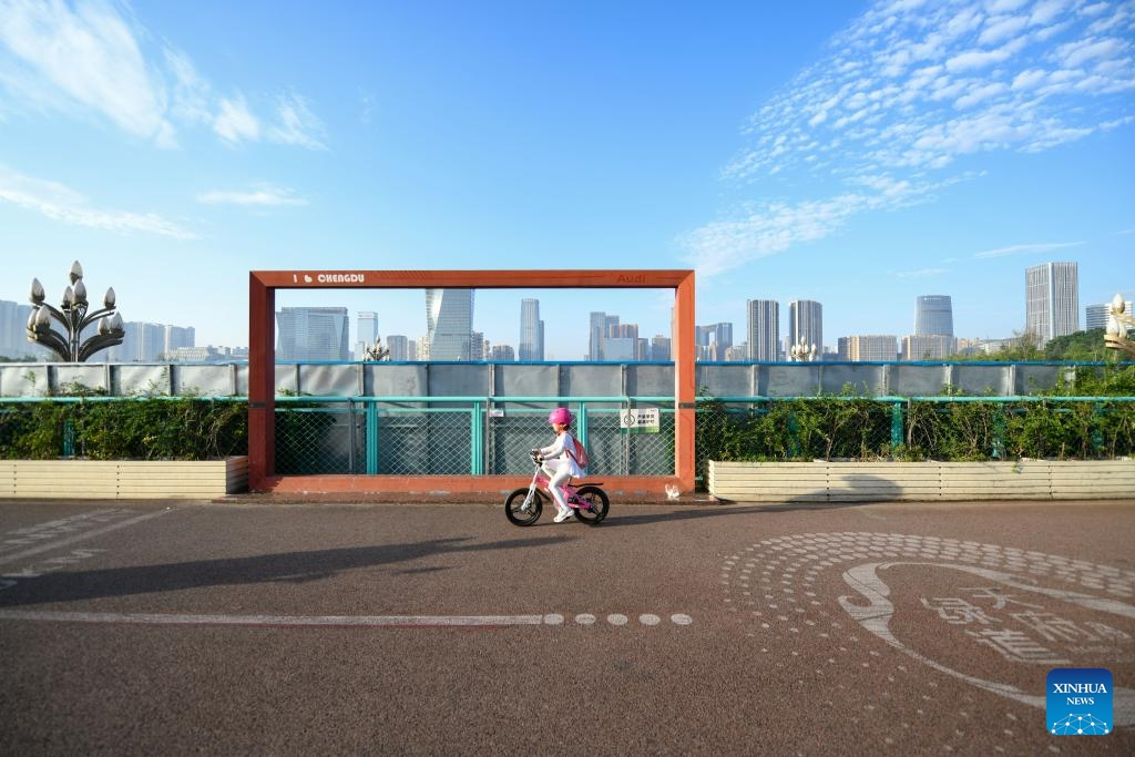 A child rides a bicycle at Tianfu Greenway in Chengdu, capital of southwest China's Sichuan Province, July 16, 2023. The 31st International University Sports Federation (FISU) Summer World University Games will be held in Chengdu from July 28 to August 8.(Photo: Xinhua)