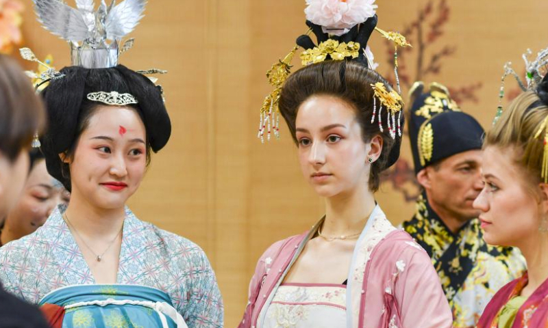 Sofia (2nd R Front) coummunicates with local Hanfu lovers at the Xinjiang Library in Urumqi, capital of northwest China's Xinjiang Uygur Autonomous Region, on July 23, 2023. This is an unforgettable tour of Xinjiang - wondrous! said Sofia Maksimovna Efremenko, a young Russian dancer who has spent a pleasant week here.

A member of the song and dance ensemble Zorenka of Balashov City, Saratov Oblast of Russia, Sofia came along with more than 1,000 of her counterparts from Asia, Europe and Africa for the 6th China Xinjiang International Dance Festival being held from July 20 to Aug. 5.

Besides their performance on stage, Sofia and her colleagues visited places of interest in Urumqi for a profound experience of the Chinese culture, particularly the traditions in Xinjiang. I'll definitely come again. (Xinhua/Hu Huhu)