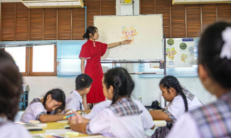 A teacher teaches students of the Samchaiwitaedsuksa School how to draw the mascots of the Hangzhou Asian Games in Samut Sakhon, Thailand, Aug. 4, 2023. (Xinhua/Wang Teng)