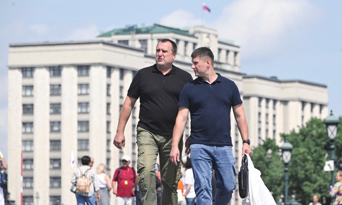 

Men walk in front of the Russian State Duma in Moscow on July 25, 2023. Russian lawmakers on July 25 backed a law increasing the maximum age limit for compulsory military service in Russia. From January 1, 2024, citizens aged 18 to 30 will be called up for military service, the Duma said after the bill was passed in both a second and third reading. One year of military service was mandatory for men aged 18 to 27. Photo: VCG