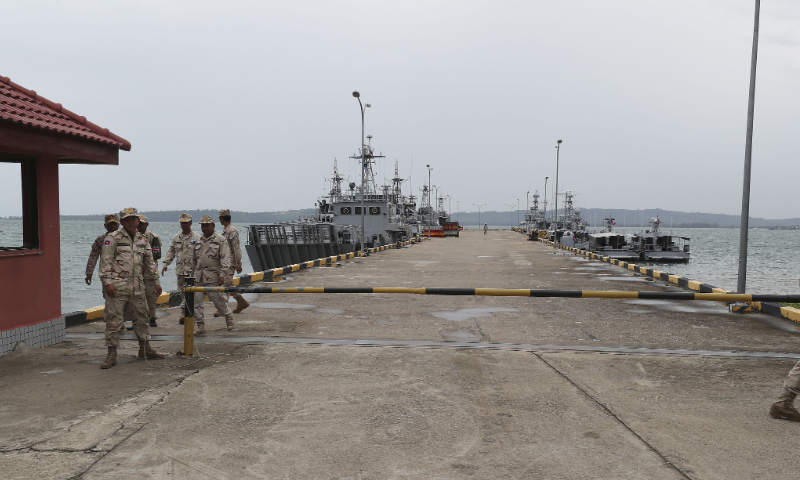 Cambodian navy troop members walk on the pier at Ream Naval Base in Sihanoukville, southwestern of Phnom Penh, Cambodia on July 26, 2019. Photo: VCG