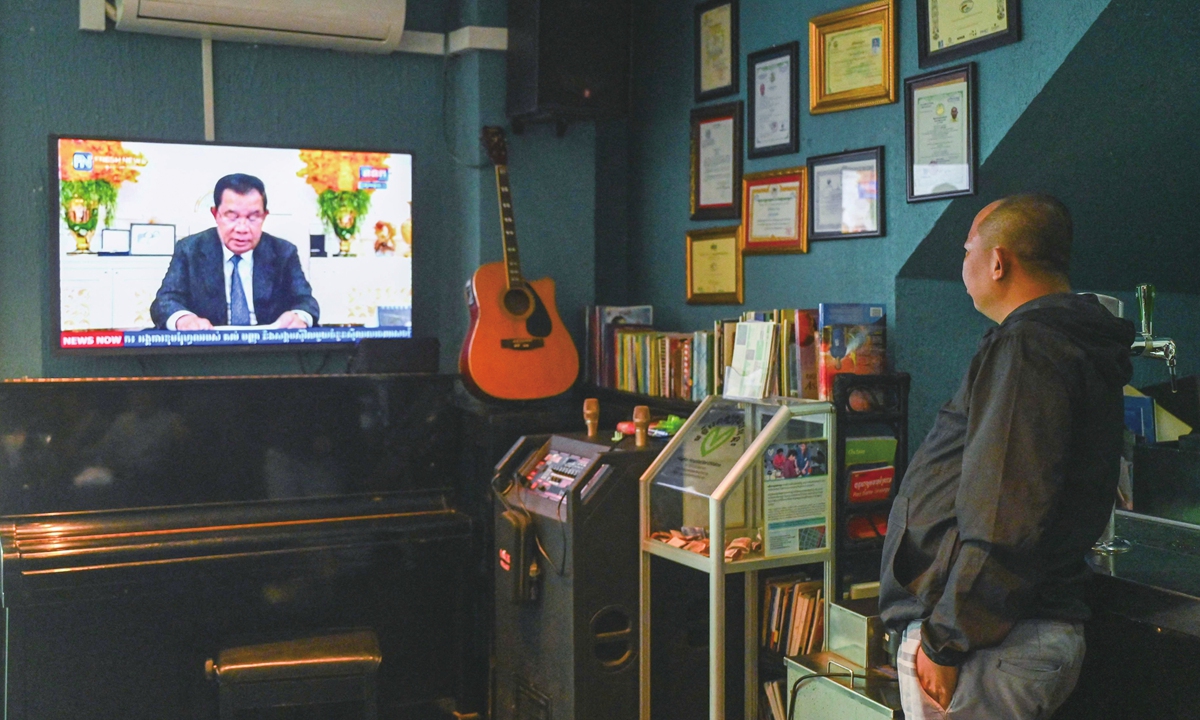 A man watches as Cambodian Prime Minister Hun Sen speaks during a special statement on television at a restaurant in Phnom Penh on July 26, 2023. Hun Sen said he will resign and hand power to his son Hun Manet. Photo: VCG