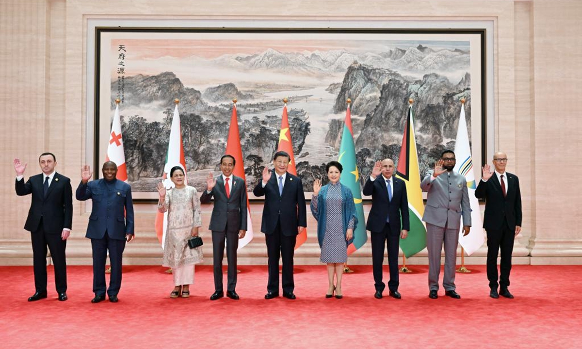 Chinese President Xi Jinping and his wife Peng Liyuan pose for a group photo with guests during a welcoming banquet ahead of the opening ceremony of the 31st summer edition of the FISU World University Games in Chengdu, capital city of southwest China's Sichuan Province, July 28, 2023. Chinese President Xi Jinping and his wife Peng Liyuan on Friday hosted a banquet in Chengdu to welcome guests attending the opening ceremony of the Chengdu FISU World University Games.Photo: Xinhua