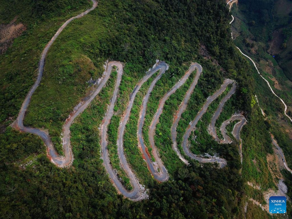 This aerial photo taken on March 18, 2018 shows the construction site of a winding mountain road in Napo County, south China's Guangxi Zhuang Autonomous Region. Napo County belongs to the mountainous areas of Guangxi. In recent years, several winding mountain roads have been built to make it more convenient for local villagers to travel and to promote local economic growth at the same time. (Photo: Xinhua)