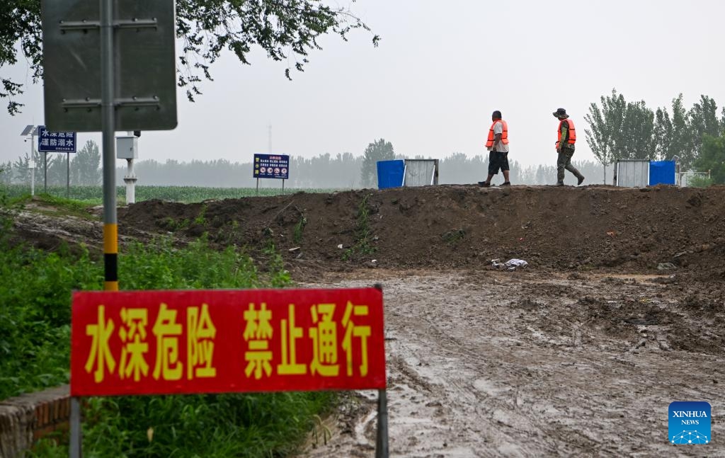 Volunteers check on an embankment along a river in Shaoqidi Village of Huanghuadian Town, Wuqing District of Tianjin Municipality, north China, Aug. 1, 2023. North China's Tianjin Municipality said Tuesday it had relocated more than 35,000 people from areas prone to flooding by the Yongding River, which has swollen amid intense rainfall.(Photo: Xinhua)