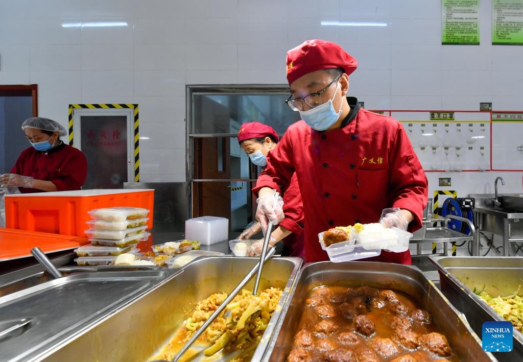 A staff member prepares food for evacuated residents at a temporary shelter in Wuqing District of Tianjin Municipality, Aug. 1, 2023. North China's Tianjin Municipality said Tuesday it had relocated more than 35,000 people from areas prone to flooding by the Yongding River, which has swollen amid intense rainfall.(Photo: Xinhua)