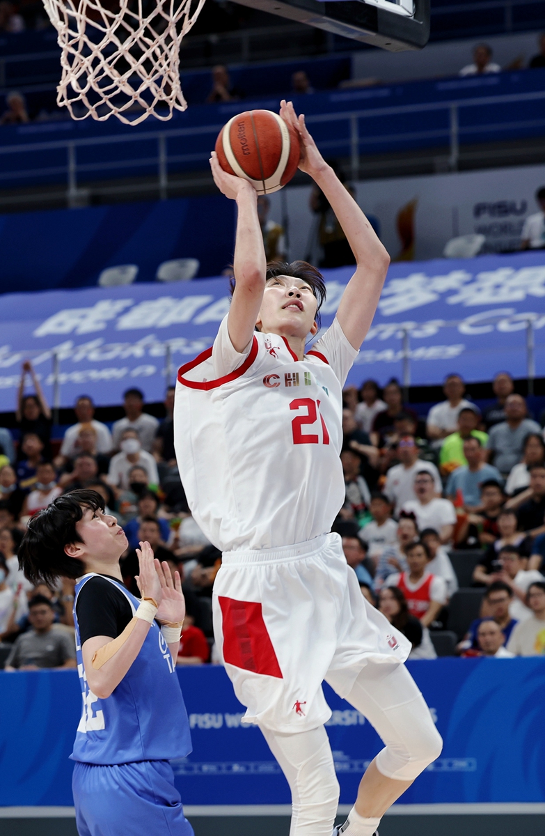 Team China's Han Xu drives to the basket during the match against Chinese Taipei on Thursday.  Photo: Cui Meng/Global Times