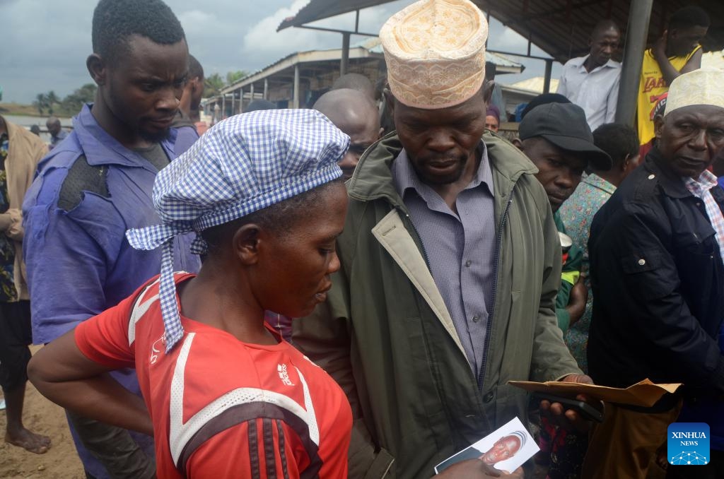 Relatives of victims of a boat capsizing accident wait at Wakiso District, Uganda, Aug. 3, 2023. At least 20 people were killed after a boat capsized in Lake Victoria in central Uganda, police said Wednesday. (Photo: Xinhua)