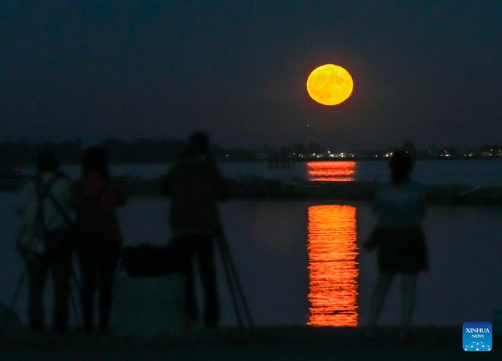 People watch a supermoon in Vancouver, Canada, on Aug. 1, 2023.(Photo: Xinhua)