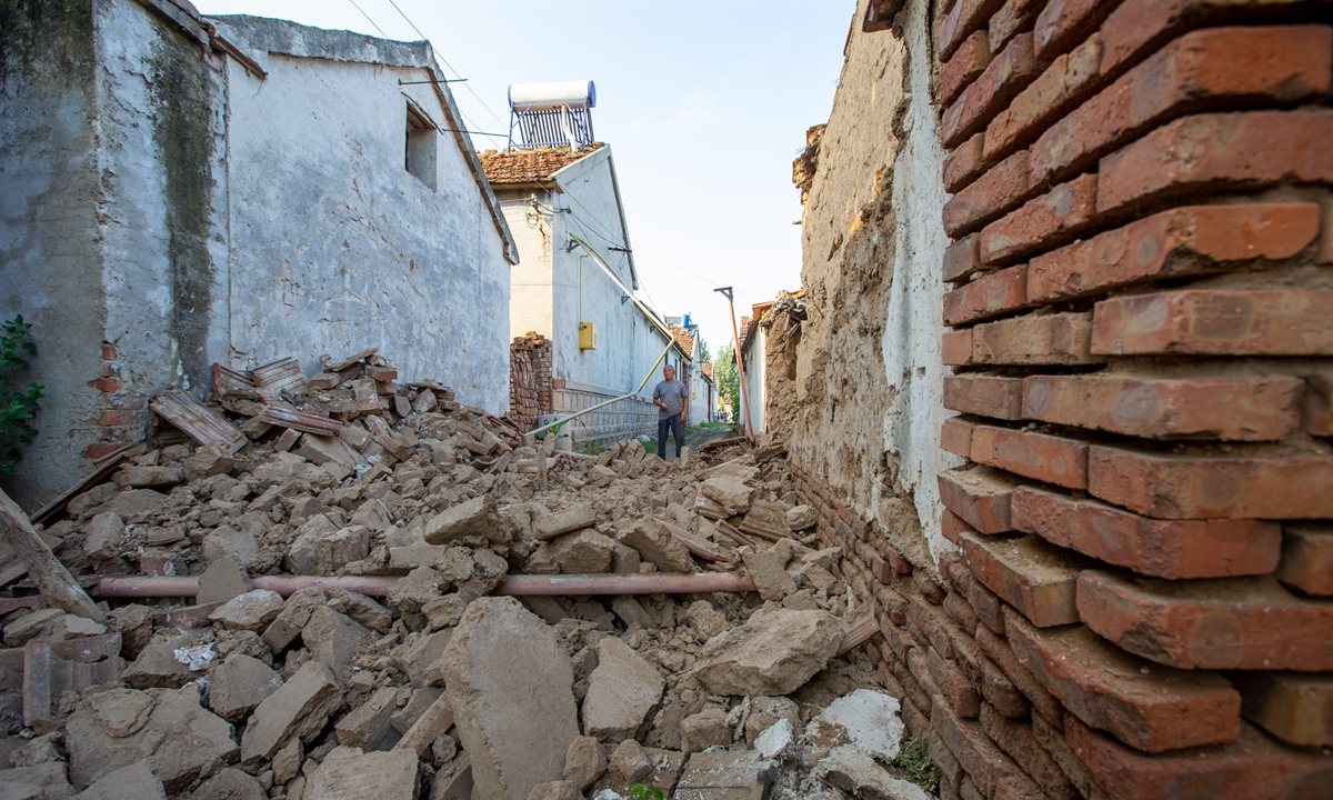 A villager stands in front of the ruins of a collapsed house after a 5.5-magnitude earthquake struck the county of Pingyuan in East China's Shandong Province on August 6, 2023. According to the Xinhua News Agency, 24 people were injured. Local authorities said 213 buildings and walls in the earthquake zone were damaged, while transportation, communication and power supply remain normal. Photo: VCG