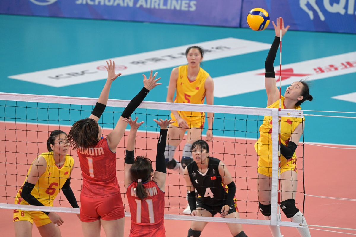 Team China's Zhong Hui (right) spikes the ball in the women's volleyball final on August 6, 2023. Photo: Chen Tao/Global Times