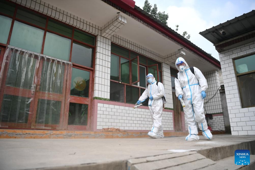 Sanitation workers conduct disinfection after flood in Zhongyidian Village of Zhuozhou City, north China's Hebei Province, Aug. 8, 2023. Zhuozhou is one of the worst-affected areas by heavy rainfall in Hebei. Currently, the city is busy dredging and disinfecting the surrounding environment to prevent possible disease spread as the floods recede.(Photo: Xinhua)