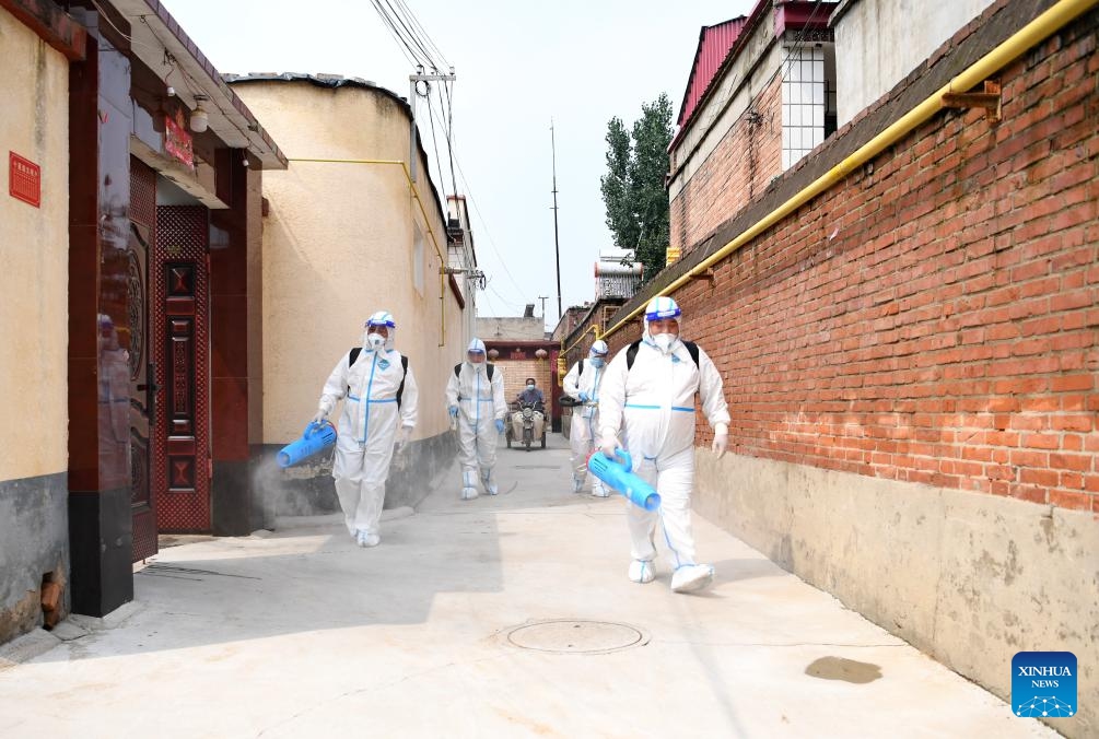 Sanitation workers conduct disinfection after flood in Zhongyidian Village of Zhuozhou City, north China's Hebei Province, Aug. 8, 2023. Zhuozhou is one of the worst-affected areas by heavy rainfall in Hebei. Currently, the city is busy dredging and disinfecting the surrounding environment to prevent possible disease spread as the floods recede.(Photo: Xinhua)