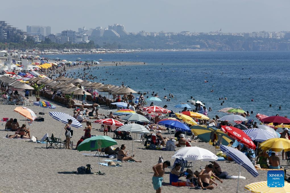 Tourists enjoy their leisure time at a beach in Antalya, Türkiye, Aug. 9, 2023. The number of tourists visiting Türkiye in the first half of this year increased by 17 percent compared to the same period last year, reaching 22.9 million, Tourism and Culture Minister Mehmet Nuri Ersoy said on July 31 in Istanbul.(Photo: Xinhua)