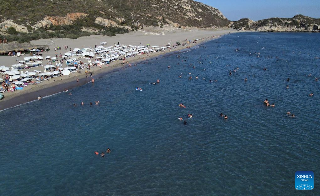 This aerial photo taken on Aug. 9, 2023 shows tourists enjoying their leisure time at a beach in Antalya, Türkiye. The number of tourists visiting Türkiye in the first half of this year increased by 17 percent compared to the same period last year, reaching 22.9 million, Tourism and Culture Minister Mehmet Nuri Ersoy said on July 31 in Istanbul.(Photo: Xinhua)