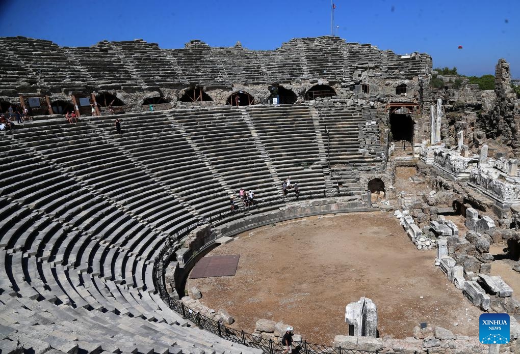 Tourists visit the ancient city of Side in Antalya, Türkiye, Aug. 9, 2023. The number of tourists visiting Türkiye in the first half of this year increased by 17 percent compared to the same period last year, reaching 22.9 million, Tourism and Culture Minister Mehmet Nuri Ersoy said on July 31 in Istanbul.(Photo: Xinhua)