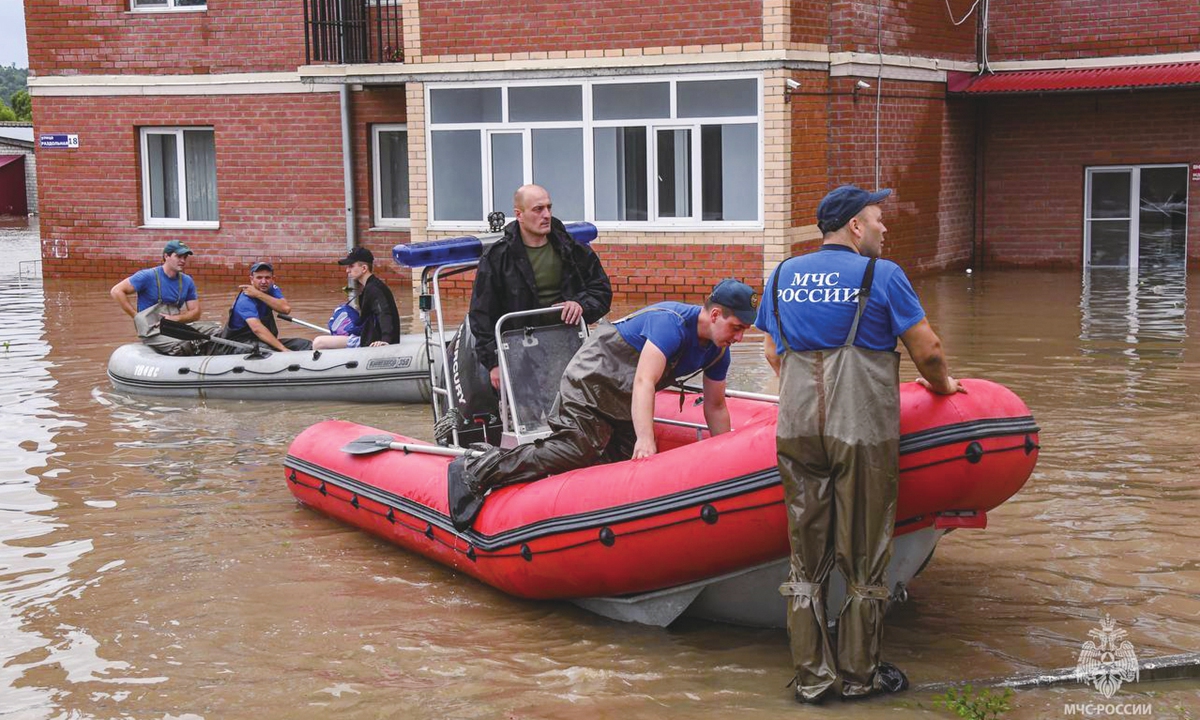 People are evacuated by boat by members of Russia's emergencies ministry and volunteers, following the collapse of a dam built to contain the flooding in Ussuriysk, Russia's Far East, on August 13, 2023. There are hundreds of private houses and more than 1,000 outbuildings in the flood zone. About 200 people were evacuated due to the flood. Photo: VCG