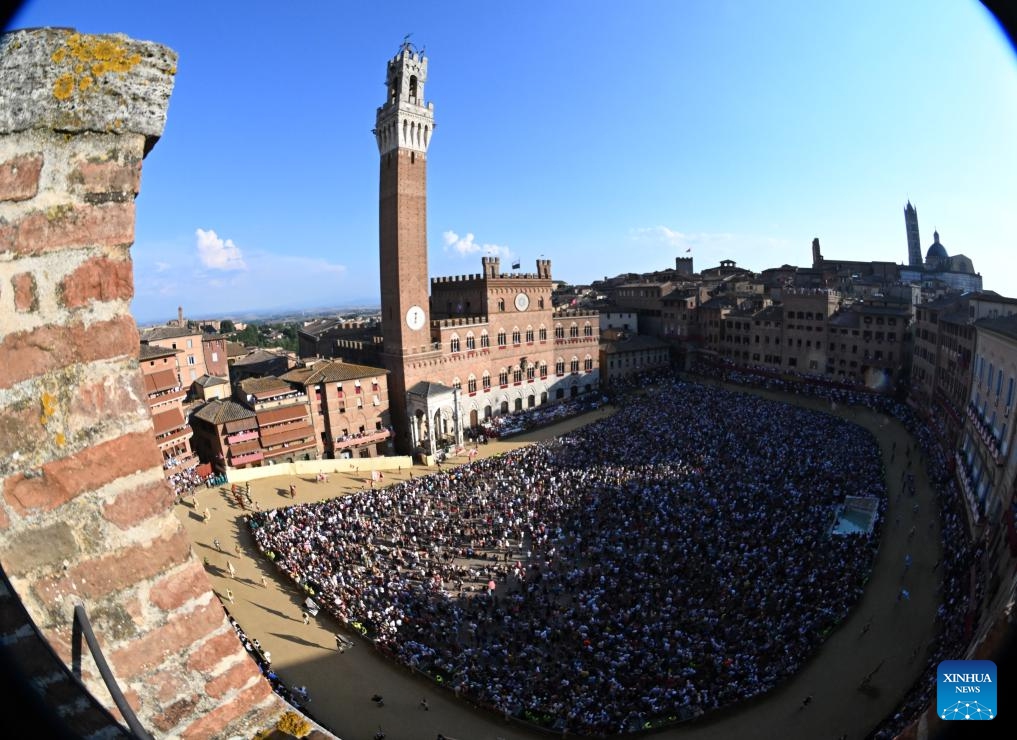 People gather to watch the Palio in Siena, Italy, on Aug.16, 2023. Palio in Siena, or Palio di Siena in Italian, is a historical horse race held twice a year in Siena since 1656.(Photo: Xinhua)