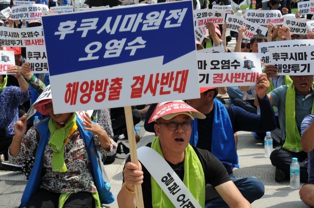 South Korean fishermen attend a rally to oppose Japan's planned discharge of radioactive wastewater into the ocean in the southern coastal county of Goheung, South Korea, Aug. 16, 2023.(Photo: Xinhua)